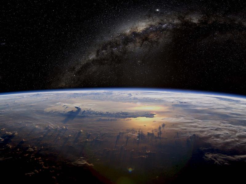 Nuestra Tierra comparada contra otros planetas y estrellas...
